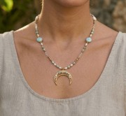 Naszyjnik z larimarem i perłą, w kolorze złotym lunula słowiańska, biżuteria handmade z kamieni naturalnych