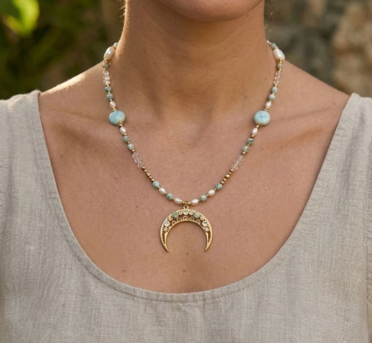 Naszyjnik z larimarem i perłą, w kolorze złotym lunula słowiańska, biżuteria handmade z kamieni naturalnych