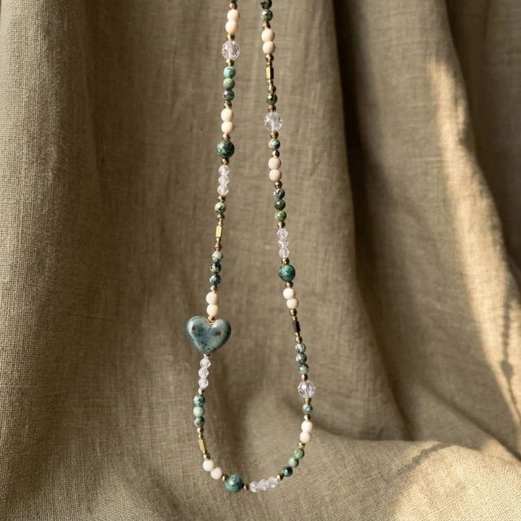 Naszyjnik boho z turkusem i kryształem górskim, asymetryczne serce, unikatowa biżuteria handmade