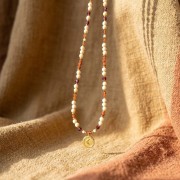 Naszyjnik z kamieni naturalnych, złoty księżyc zawieszka, biżuteria boho, granat i kamień rzeczny
