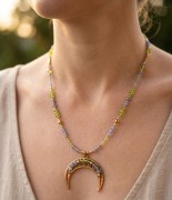 Naszyjnik z tanzanitem, oliwinem, w kolorze złotym lunula słowiańska, biżuteria handmade z kamieni naturalnych